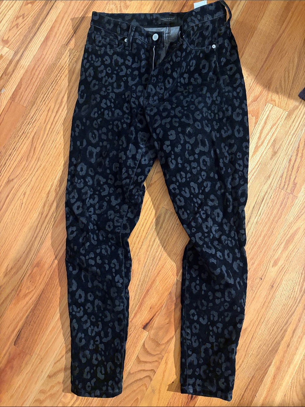 Banana republic Black Velvet Leopard Print Jeans size 27, fits like a 28